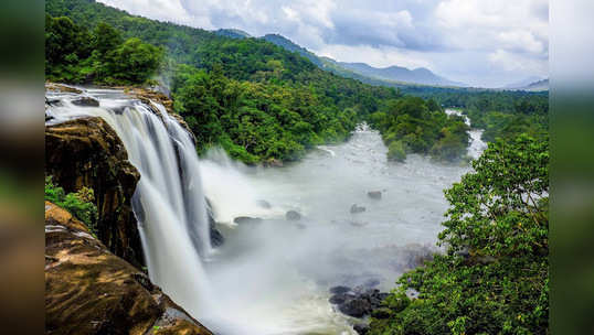 அசர வைக்கும் அதிரப்பள்ளி நீர்வீழ்ச்சியின் அழகிய படங்கள்! 