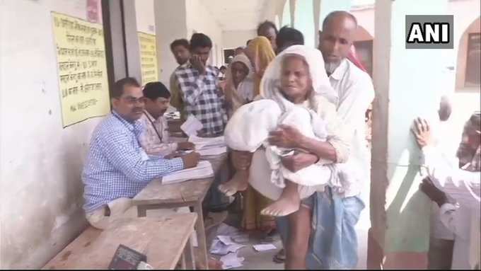 अररिया में एक वृद्ध महिला ने अपने परिवार की मदद से डाला वोट।