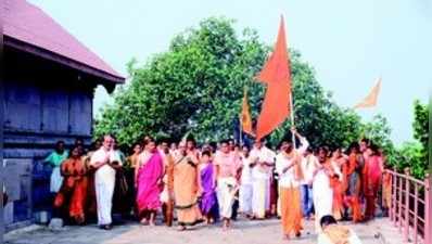 ಅಲೆವೂರು ಶ್ರೀ ದುರ್ಗಾಪರಮೇಶ್ವರಿ ದೇವಸ್ಥಾನದಿಂದ ಕುಂಜಾರಿಗಿರಿ ದುರ್ಗಾ ದೇವಸ್ಥಾನಕ್ಕೆ ಭಕ್ತರ ಪಾದಯಾತ್ರೆ