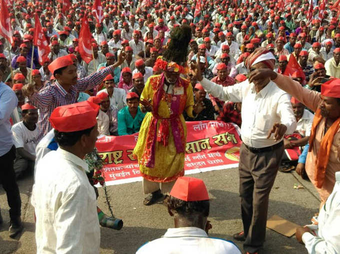 नाचते- गाते किसान