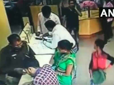 विडियो: SBI से 12 साल के लड़के ने पार किया 3 लाख रुपये का बैग