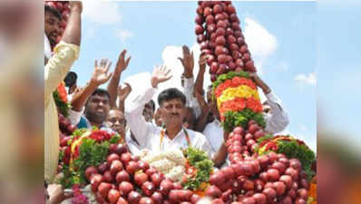 अनोखा स्वागत: कर्नाटक में मंत्री को पहनाया 300 किलो का सेब का हार
