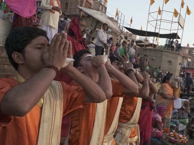 शंखनाद करते हुए पुजारी