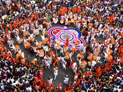 शोभायात्रेत शक्तीप्रदर्शन