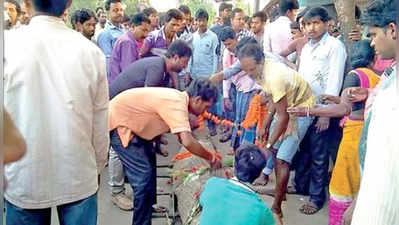 রাজুর মৃতদেহ কাঁধে শেষকৃত্যে গফ্ফররা