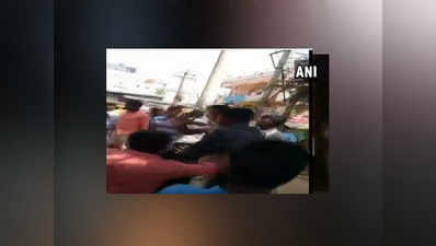 बेंगलुरु: जुआ खेलने वालों ने पकड़ने आए पुलिसकर्मी को ही पीट दिया, देखें विडियो