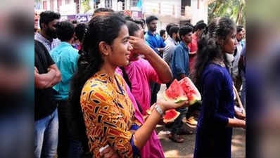 प्रफेसर ने गैर-इस्लामिक ड्रेसिंग को लेकर दिया विवादित बयान, छात्राओं ने हाथ में तरबूज लेकर निकाला मार्च