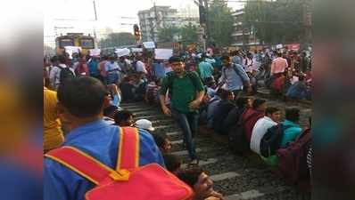 मुंबई: प्रदर्शनकारी छात्रों को पटरी से हटाया, सेंट्रल लाइन खुली
