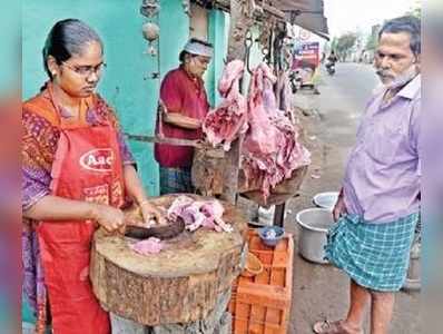 తండ్రికి సాయంగా మటన్ కొడుతున్న కూతురు