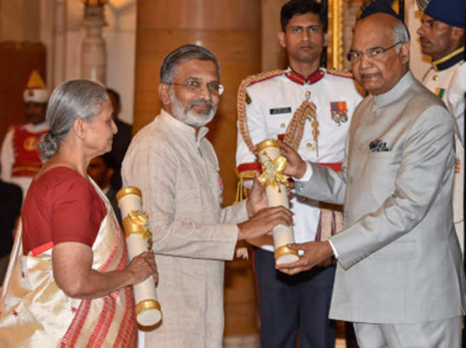 नवी दिल्ली: ज्येष्ठ समाजसेवक डॉ. अभय बंग आणि राणी बंग यांना राष्ट्रपतींच्या हस्ते पद्म पुरस्काराने सन्मानित करण्यात आले. मंगळवारी सायंकाळी राष्ट्रपती भवनात पद्म पुरस्कार वितरणाचा सोहळा पार पडला