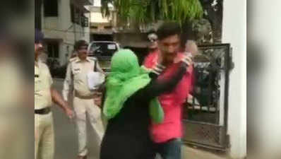 विडियो: पुलिस हिरासत में था रेप आरोपी, पीड़िता की मां ने पकड़कर धुन दिया