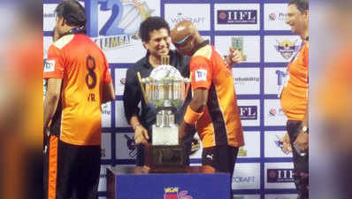मुंबई T20 लीग: मेडल लेने आए विनोद कांबली छूने लगे पैर, सचिन तेंडुलकर ने लगाया गले