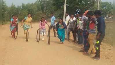 ಬೆರಣಿ ತಟ್ಟಿದ್ದರು, ಬಂಡಿ ಓಡಿಸಿದರು...