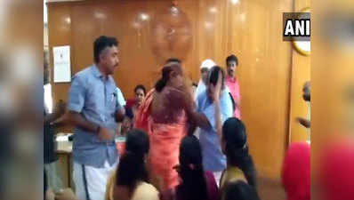 विडियो: नगर निगम में बजट पर चर्चा के दौरान भिड़े पार्षद, हाथापाई, महिला ने जड़े थप्पड़