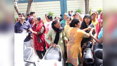 एसएसपी ऑफिस में हंगामा, पीएसी दरोगा और युवतियों को पीटा