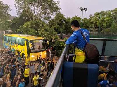 சென்னை ரசிகர்களுக்கு செம ட்ரீட்; ஓபன் பஸ்ஸில் மாஸ் எண்ட்ரி கொடுத்த சி.எஸ்.கே வீரர்கள்!