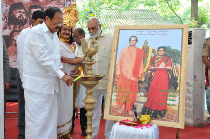 జ్యోతి ప్రజ్వలన చేస్తున్న వెంకయ్య