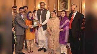 पाकिस्तान पहुंच प्रधानमंत्री अब्बासी से मिलीं मलाला