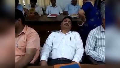 यूपी: योगी के मंत्री सरकार की अच्छाई गिनाते रहे, नेता-अफसर सोते रहे