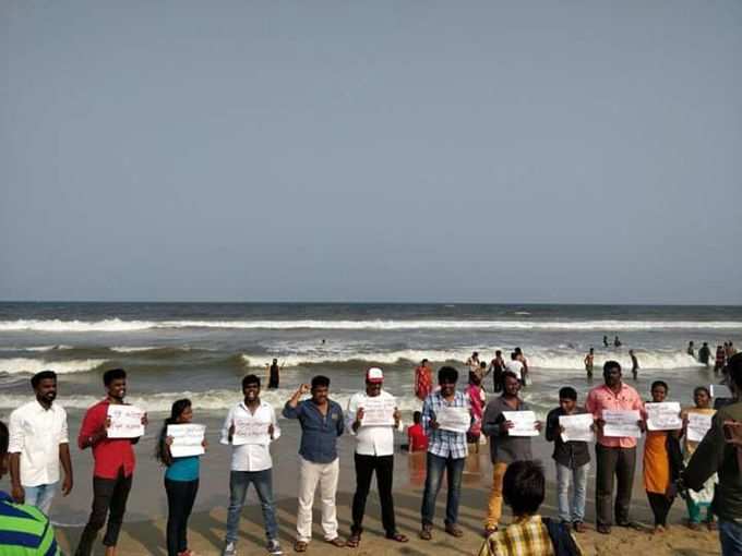 காவிரி மேலாண்மை வாரியம் அமைக்கக்கோரி மெரினாவில் இளைஞர்கள் போராட்டம்!!