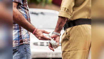 मुंबईः खुफिया कैमरे में कैद हुआ घूस लेता पुलिसकर्मी