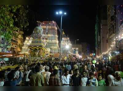 ಕರಗ ವೀಕ್ಷಣೆಗೆ ಜನಸಾಗರ