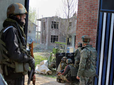 कश्मीर: सेना द्वारा साल का सबसे ऑपरेशन, ले. फयाज के हत्यारों समेत 12 आतंकी ढेर, 3 जवान शहीद