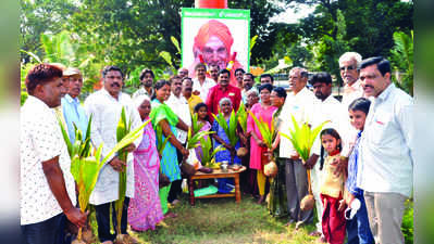 ಸಿದ್ದಗಂಗಾ ಶ್ರೀ ಹುಟ್ಟುಹಬ್ಬ: 111 ತೆಂಗಿನ ಸಸಿ ವಿತರಣೆ