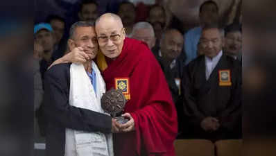 60 साल पहले भारत आने पर सुरक्षा देने वाले जवान से दोबारा मिलकर भावुक हुए दलाई लामा