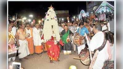 ಅರ್ಚಕ ಕರಗ ಸಮೇತ ಕುಸಿದು ಬಿದ್ದ ಬಳಿಕ ಉತ್ಸವ ಮೊಟಕು