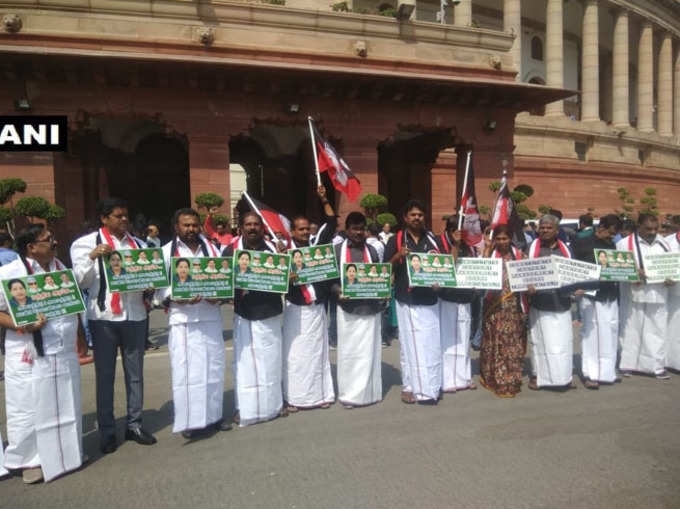 संसद के बाहर प्रदर्शन करते AIADMK सांसद