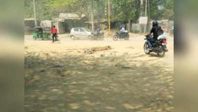 पाइप डालने के लिए दो बार की खुदाई, सड़क हुई बेकार