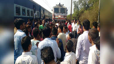 मुंबई: पास धारक और आरक्षित टिकट धारक यात्रियों में बहस, रेल यातायात प्रभावित
