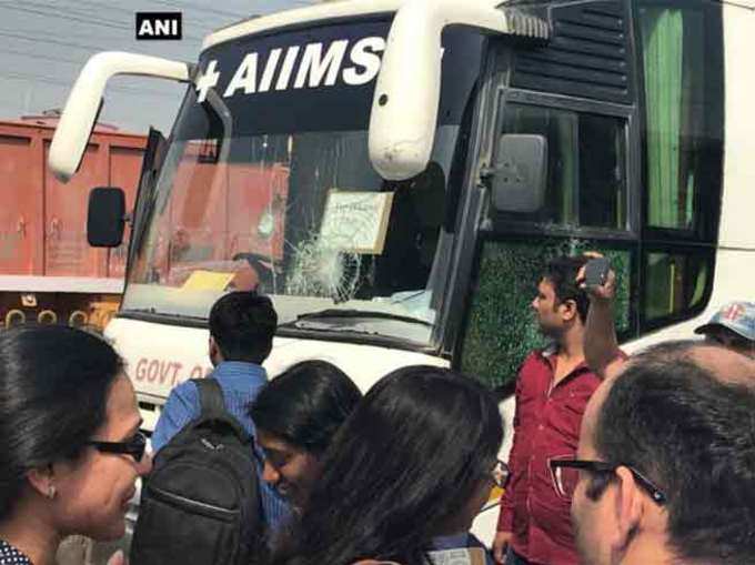 NH-24 पर प्रदर्शनकारियों ने AIIMS दिल्ली के डॉक्टरों व नर्सों को ले जा रही बस पर हमला किया।