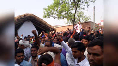 सुलतानपुर: कश्‍मीर में शहीद नीलेश के पर‍िजनों को मनाने पहुंचे डीएम, शव के अंत‍िम संस्‍कार की तैयारी शुरू