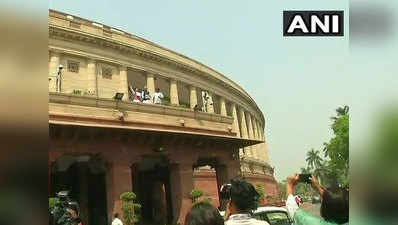 प्रदर्शन करते हुए जब संसद की छत पर चढ़ गए कांग्रेस के सांसद