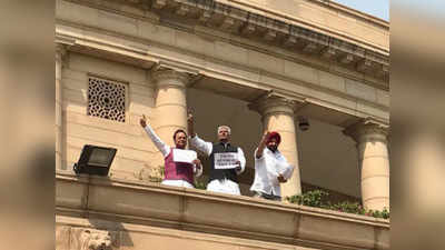 काँग्रेस खासदारांचं संसदेच्या छतावर चढून आंदोलन