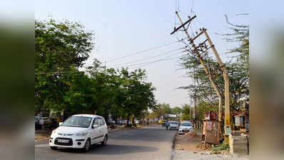 लापरवाही : टूटे बिजली के पोल को पेड़ से बांध दिया