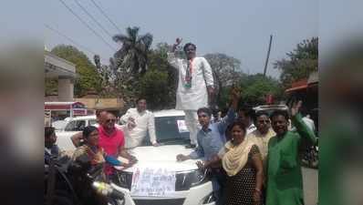 गोरखपुर: कार पर पीएम मोदी का नाम लिख नीलाम करने निकले कांग्रेस नेता