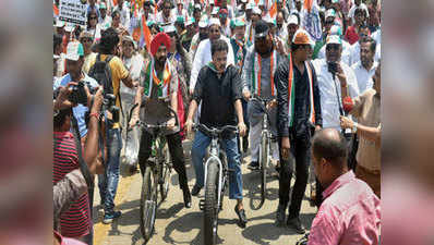 मुंबई में बहुत हुई महंगाई की मार, चल यार पैडल मार साइकल रैली