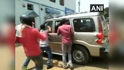 पश्चिम बंगाल: बीजेपी नेता को कार से बाहर खींचकर पीटा, गाड़ी के शीशे तोड़े