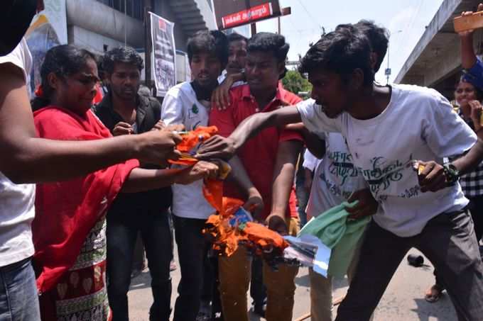 பாஜகவின் கொடியை எரித்து மக்கள் அதிகாரம் அமைப்பினர் போராட்டம் !