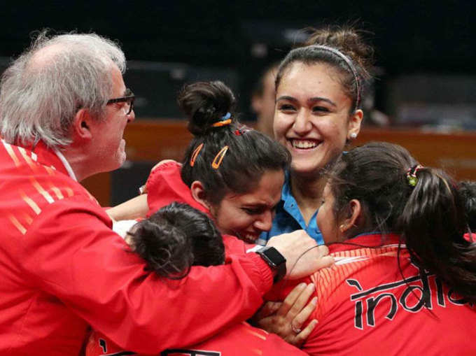 गोल्ड मेडल जीतने के बाद जश्न मनाती भारतीय महिला टेबल टेनिस टीम।