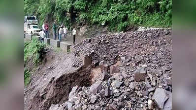 बारिश के कारण भूस्खलन के बाद जम्मू-श्रीनगर राजमार्ग बंद