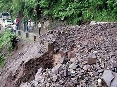बारिश के कारण भूस्खलन के बाद जम्मू-श्रीनगर राजमार्ग बंद