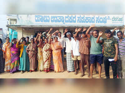 ಡೇರಿ ಎದುರು ಹಾಲು ಉತ್ಪಾದಕರ ಧರಣಿ