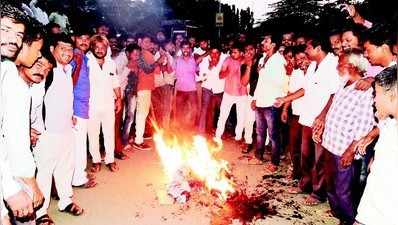 ಮೆಟಗುಡ್ಡ ಅಭಿಮಾನಿಗಳಿಂದ ಯಡಿಯೂರಪ್ಪ ಪ್ರತಿಕೃತಿ ದಹನ