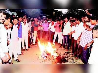 ಮೆಟಗುಡ್ಡ ಅಭಿಮಾನಿಗಳಿಂದ ಯಡಿಯೂರಪ್ಪ ಪ್ರತಿಕೃತಿ ದಹನ