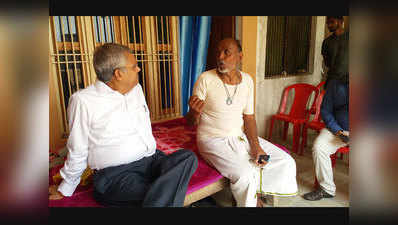 CWG: पूनम के माता-पिता को बधाई देने पहुंचे वाराणसी डीएम योगेश्वर राम मिश्रा