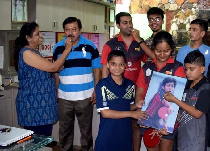 गोल्ड जीतने वाली टेबल टेनिस टीम के प्लेयर हरमीत देसाई के घर जश्न का माहौल